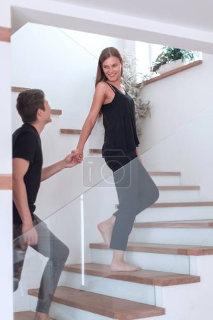 Téléchargez les photos : Couple romantique se regardant tout en se tenant dans une maison neuve - en image libre de droit