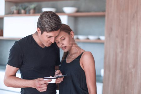Foto de "pareja joven utiliza un teléfono inteligente para las compras en línea." - Imagen libre de derechos