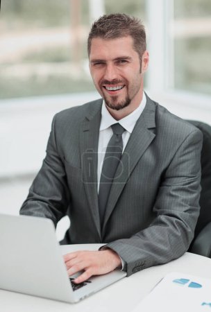 Foto de "closeup.smiling hombre de negocios que trabaja con el ordenador portátil
" - Imagen libre de derechos