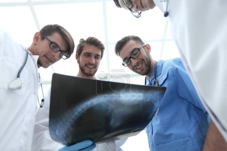 Téléchargez les photos : Équipe de médecins discutant d'une radiographie - en image libre de droit