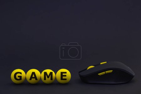 Téléchargez les photos : Une souris d'ordinateur noire avec boutons jaunes - en image libre de droit