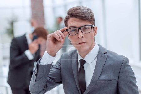 Foto de Hombre de negocios responsable mirando a través de sus gafas. - Imagen libre de derechos