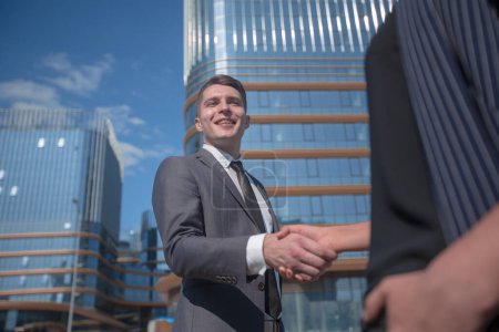 Téléchargez les photos : Succès homme d'affaires rencontrer un jeune employé avec une poignée de main
. - en image libre de droit