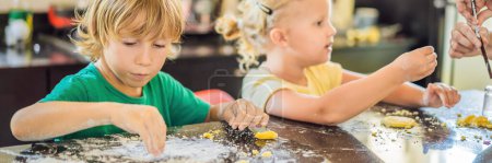 Téléchargez les photos : "Deux enfants un garçon et une fille font des biscuits avec de la pâte BANNER, LONG FORMAT
" - en image libre de droit
