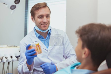 Téléchargez les photos : "Dentiste professionnel travaillant avec un patient" - en image libre de droit
