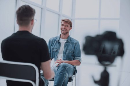 Téléchargez les photos : "deux jeunes hommes parlant dans le Studio TV
" - en image libre de droit