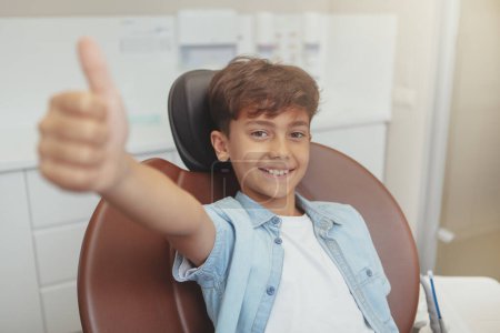Téléchargez les photos : Heureux jeune garçon en bonne santé à la clinique dentaire - en image libre de droit