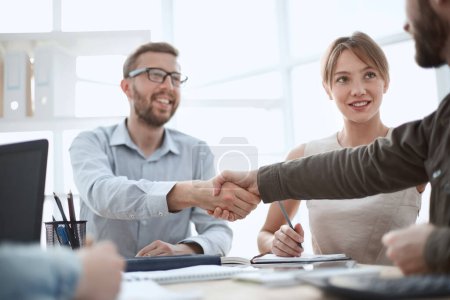 Foto de Socios de negocios estrechando la mano en una reunión de negocios - Imagen libre de derechos