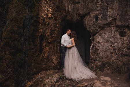 Téléchargez les photos : "couple marié un homme avec une femme enceinte dans la nature près de la montagne" - en image libre de droit