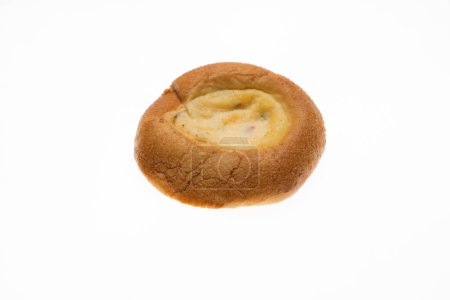 Téléchargez les photos : "Gâteau au fromage savoureux avec garniture au fromage sur une assiette blanche en isolement" - en image libre de droit