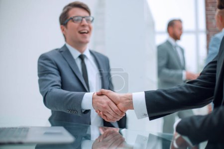 Foto de Gente feliz de negocios dando la mano en la oficina
. - Imagen libre de derechos