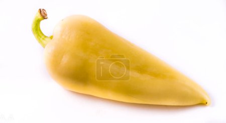 Foto de "Un pimiento amarillo entero sobre un fondo blanco" - Imagen libre de derechos