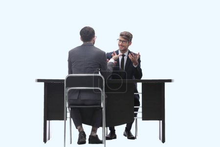 Téléchargez les photos : Deux hommes d'affaires parlant, assis à son bureau - en image libre de droit