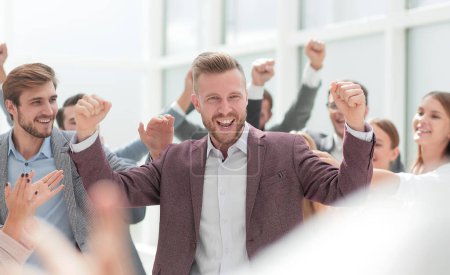 Téléchargez les photos : Patron heureux et les employés jubilants applaudissant ensemble - en image libre de droit