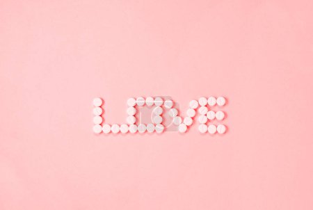 Téléchargez les photos : "Word LOVE avec des pilules blanches" - en image libre de droit