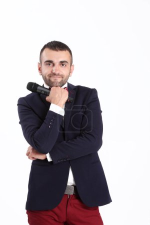 Foto de "inteligente guapo divertido hombre con un micrófono" - Imagen libre de derechos