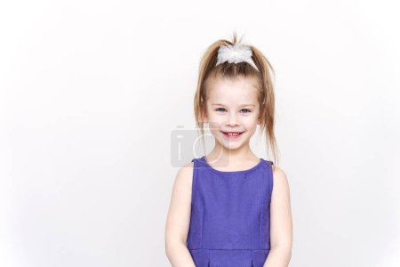 Téléchargez les photos : "portrait d'une mignonne fille de 5 ans sur un fond clair" - en image libre de droit