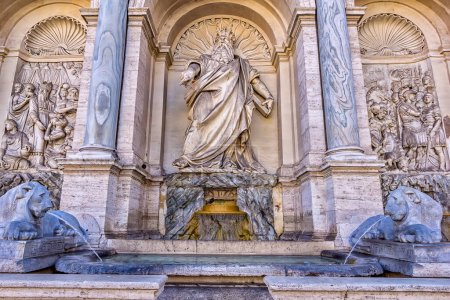 Foto de "Roma, Italia - 11 de junio de 2017 Roma, Italia, La Fontana dell 'Acqua Felice, también llamada la Fuente de Moisés (fuente de agua feliz). Moisés se representa como indicando el manantial de agua de la roca." - Imagen libre de derechos