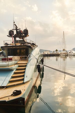 Téléchargez les photos : "Vue des yachts amarrés à Porto, Monténégro" - en image libre de droit