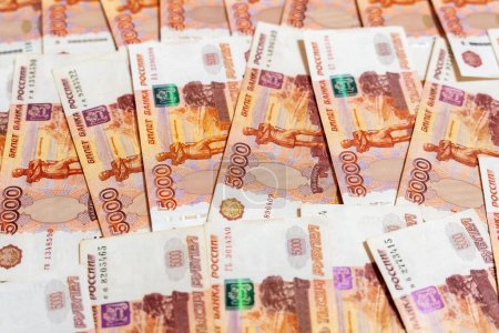 Foto de "Hay dinero ruso sobre la mesa. billetes de cinco mil rublos" - Imagen libre de derechos
