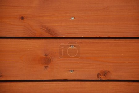 Téléchargez les photos : Trois planches en bois marron vissées avec des vis autotaraudeuses. - en image libre de droit