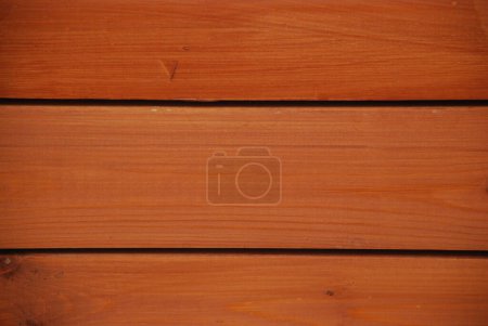 Téléchargez les photos : Trois planches en bois marron vissées avec des vis autotaraudeuses. - en image libre de droit
