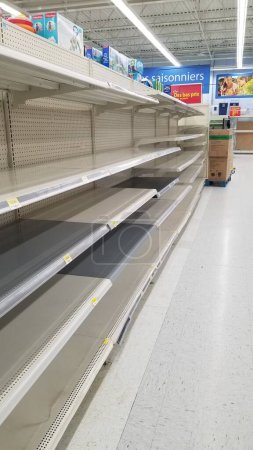 Foto de "Estantes de supermercados vacíos. Estantes desnudos y escasez de productos en las tiendas de comestibles debido a la huelga de los conductores de camiones. Gatineau, Quebec, Canadá - 25 de enero de 2022" - Imagen libre de derechos