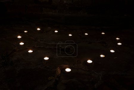 Téléchargez les photos : Coeur de bougies gros plan - en image libre de droit
