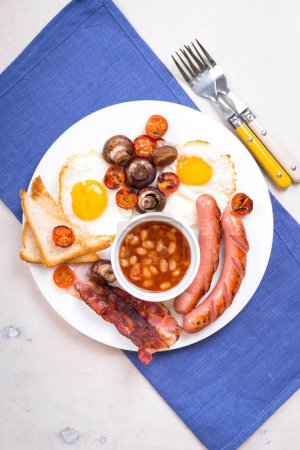 Téléchargez les photos : "Petit déjeuner anglais complet sur assiette
" - en image libre de droit