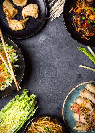 Téléchargez les photos : "Nourriture chinoise sur fond sombre" - en image libre de droit
