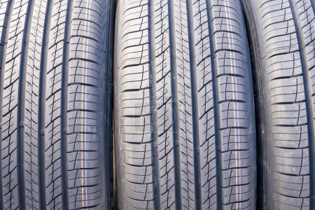 Téléchargez les photos : "new car summer tires in a row. Car tire tread close-up." - en image libre de droit