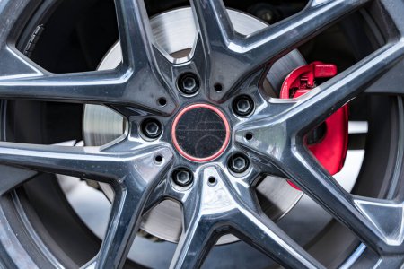 Téléchargez les photos : "roues d'étrier de frein rouge d'une voiture puissante, disque de frein." - en image libre de droit