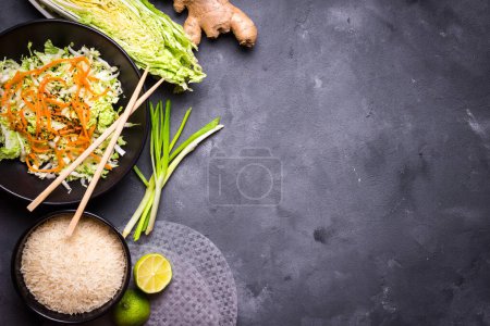 Foto de "Ingredientes de cocina vietnamita sobre fondo oscuro" - Imagen libre de derechos