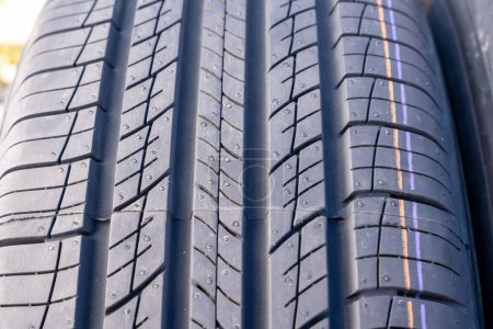 Téléchargez les photos : "new car summer tires in a row. Car tire tread close-up." - en image libre de droit