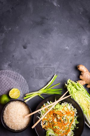 Téléchargez les photos : "ingrédients de cuisine vietnamienne sur fond sombre" - en image libre de droit