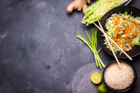 Téléchargez les photos : "ingrédients de cuisine vietnamienne sur fond sombre" - en image libre de droit