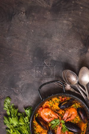 Téléchargez les photos : Paella sur fond de table, gros plan - en image libre de droit