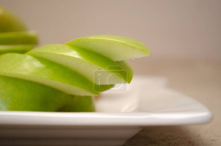 Téléchargez les photos : Pommes vertes tranchées gros plan - en image libre de droit