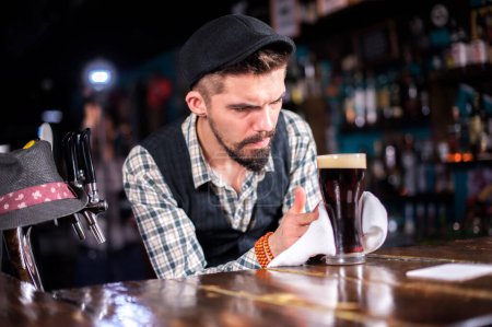 Téléchargez les photos : Barman concocte un cocktail derrière le bar - en image libre de droit
