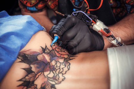 Téléchargez les photos : Tatoueur professionnel forme un salon de tatouage - en image libre de droit