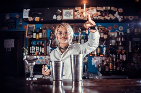 Téléchargez les photos : Fille barman concocte un cocktail à la maison publique - en image libre de droit