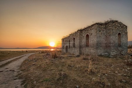 Téléchargez les photos : Eglise abandonnée dans le barrage Jrebchevo en Bulgarie au coucher du soleil - en image libre de droit