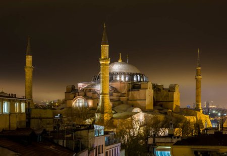 Téléchargez les photos : Vue de nuit de Hagia Sophia l'un des monuments les plus importants et visités d'Istanbul - en image libre de droit