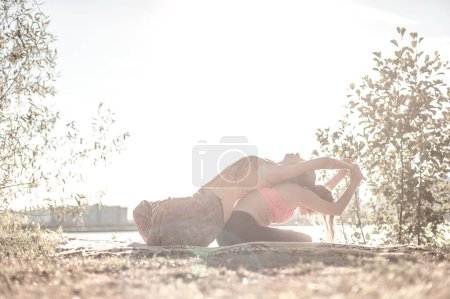 Téléchargez les photos : Guérisseur masse soigneusement une fille sur le sol de la forêt - en image libre de droit
