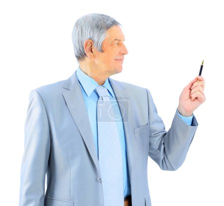 Foto de "Buen hombre de negocios a la edad, se mantiene ante su pluma. Aislado sobre un fondo blanco
." - Imagen libre de derechos