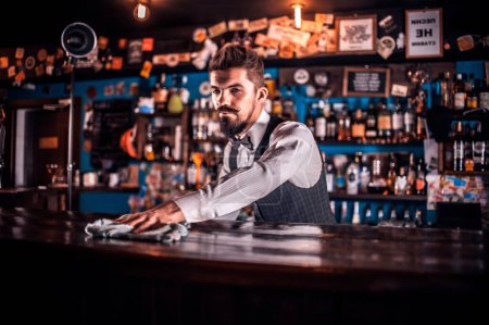 Téléchargez les photos : Barman concocte un cocktail dans le taproom - en image libre de droit