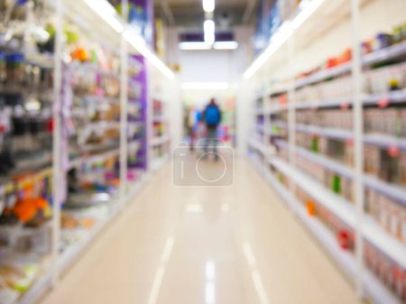 Téléchargez les photos : Allée de supermarché floue abstraite avec étagères colorées - en image libre de droit