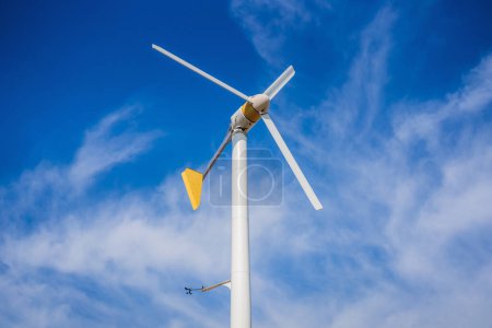 Foto de Turbinas eólicas que generan electricidad con cielo azul - concepto de conservación de energía - Imagen libre de derechos