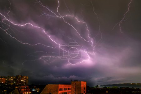 Foto de Increíbles rayos poderosos sobre el mar y la ciudad, Varna. Países Bajos - Imagen libre de derechos