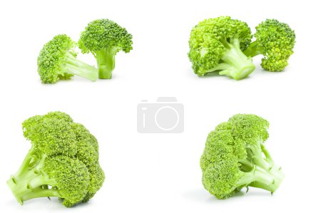 Foto de Grupo de cabeza fresca de brócoli aislada sobre un fondo blanco recortado - Imagen libre de derechos